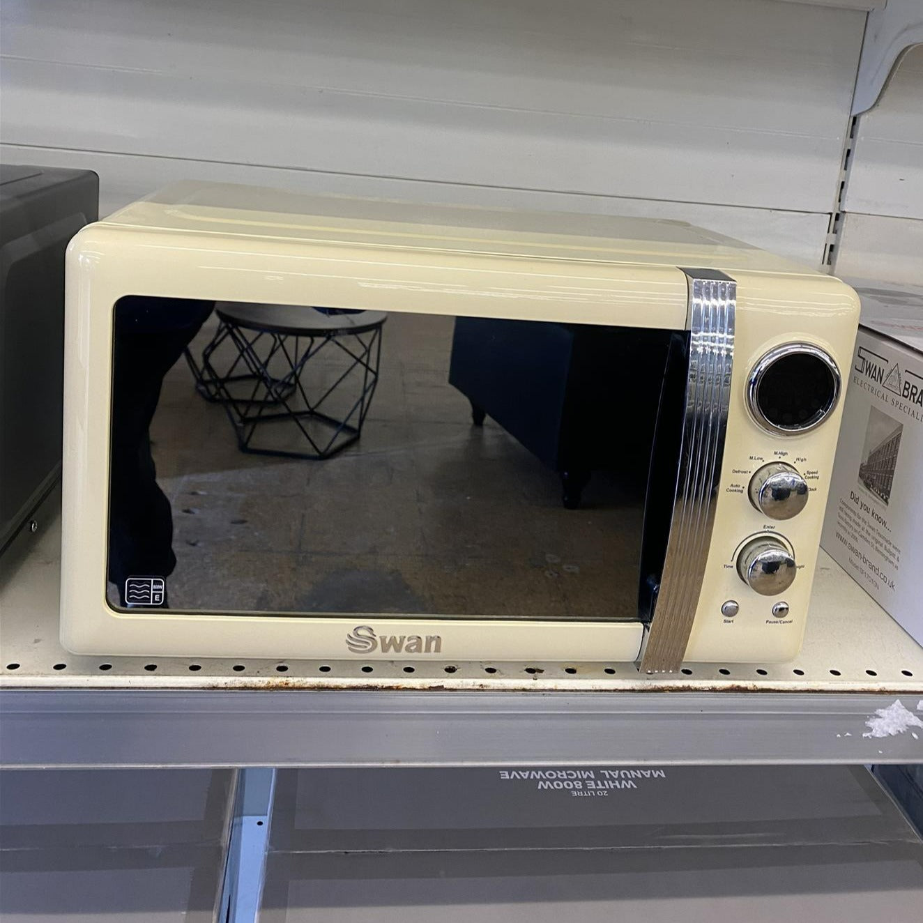 Swan Retro Digital Microwave Cream